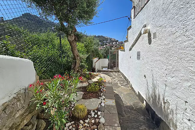 Large 3 bedrooms apartment with nice mountain views minutes to the beach.