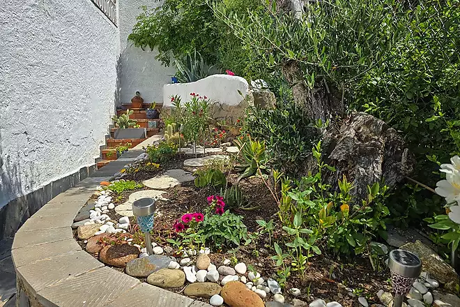 Large 3 bedrooms apartment with nice mountain views minutes to the beach.