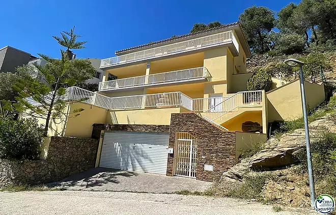 Splendid 253 m&sup2; villa with fantastic views of the village and the Bay of Roses.