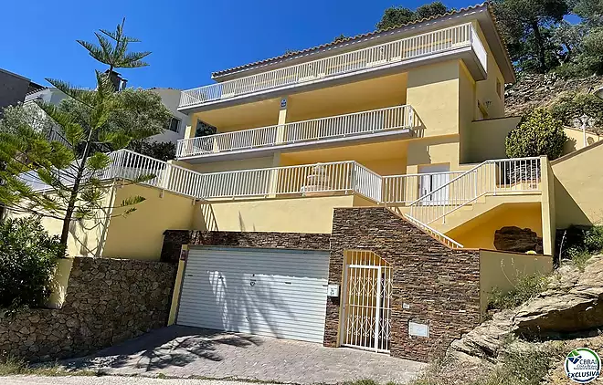 Splendid 253 m&sup2; villa with fantastic views of the village and the Bay of Roses.
