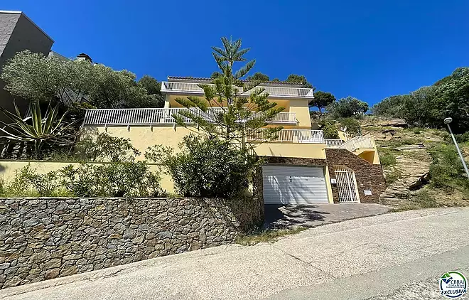 Splendid 253 m&sup2; villa with fantastic views of the village and the Bay of Roses.