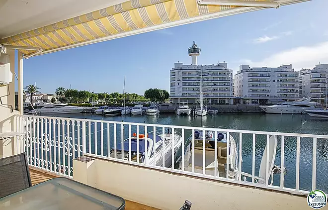 Beautiful renovated holiday apartment in the middle of Empuriabrava with great views of the canal fo