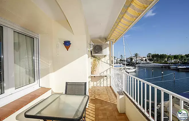 Beautiful renovated holiday apartment in the middle of Empuriabrava with great views of the canal fo