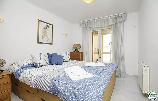 Beautiful renovated holiday apartment in the middle of Empuriabrava with great views of the canal fo