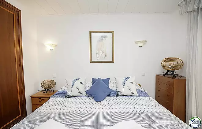 Beautiful renovated holiday apartment in the middle of Empuriabrava with great views of the canal fo