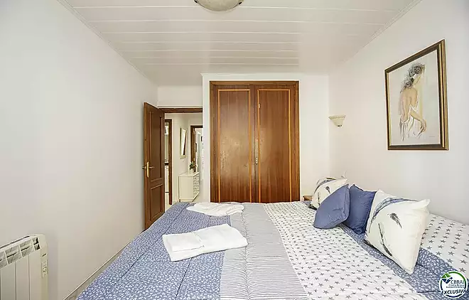 Beautiful renovated holiday apartment in the middle of Empuriabrava with great views of the canal fo