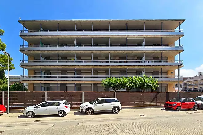 Apartment in Salatar with partial sea view, large terrace and private parking.