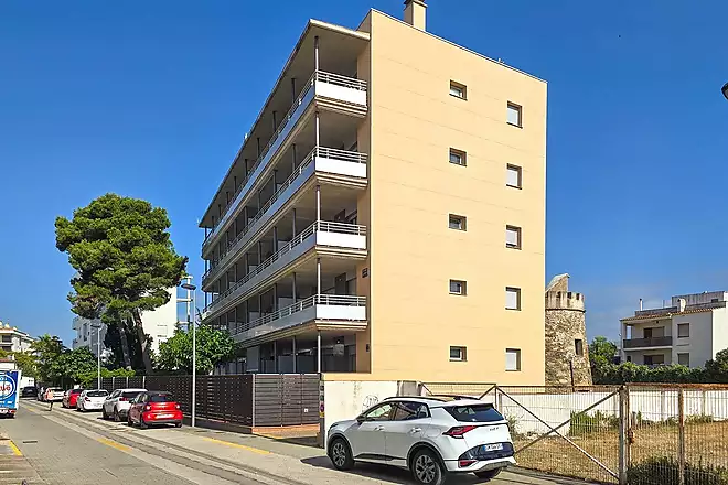 Apartment in Salatar with partial sea view, large terrace and private parking.