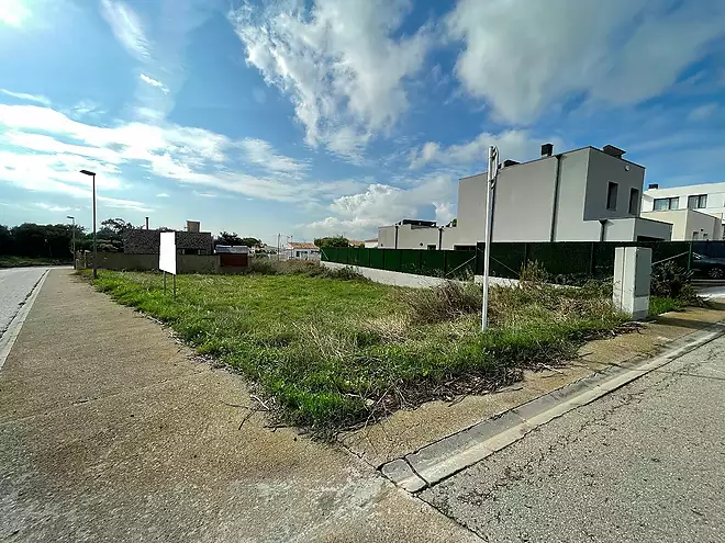 Single-family building plot in a quiet urbanization of Roses. Good opportunity!
