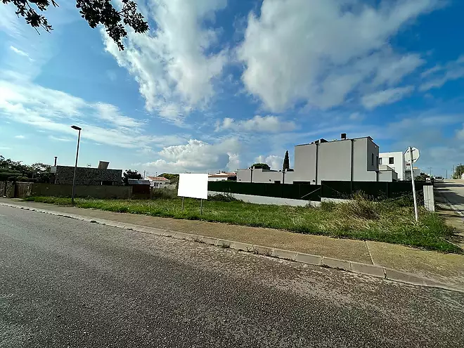 Single-family building plot in a quiet urbanization of Roses. Good opportunity!