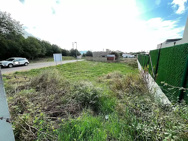 Single-family building plot in a quiet urbanization of Roses. Good opportunity!
