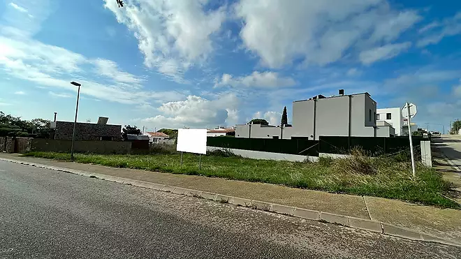 Single-family building plot in a quiet urbanization of Roses. Good opportunity!