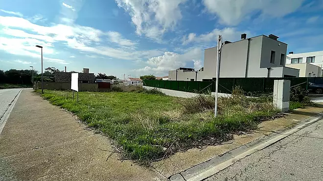 Single-family building plot in a quiet urbanization of Roses. Good opportunity!
