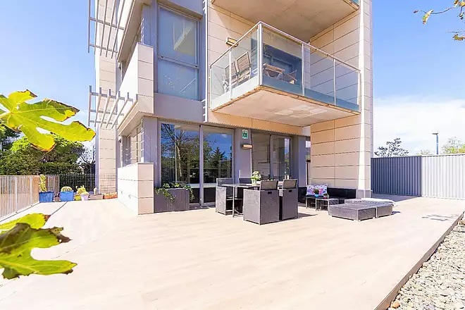 CLOT DELS FRANQUETS Exclusive ground floor apartment with 3 bedrooms and 224 m2 of terrace and garde