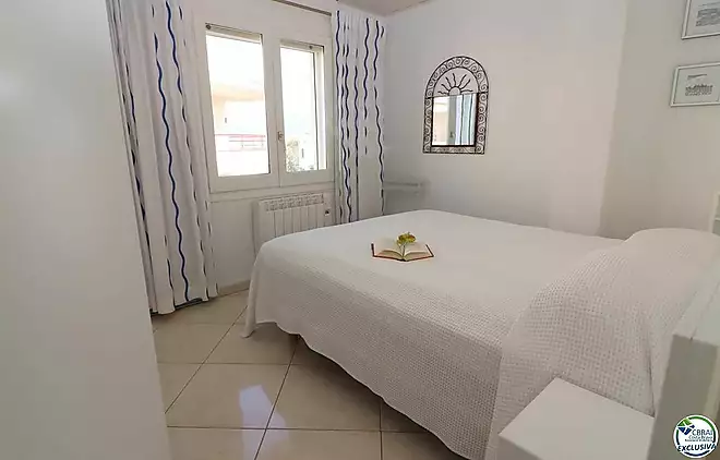 Charming apartment for sale in Empuriabrava with canal views