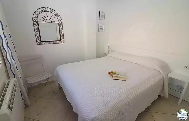 Charming apartment for sale in Empuriabrava with canal views