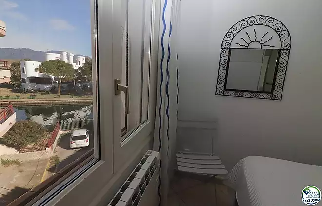 Charming apartment for sale in Empuriabrava with canal views