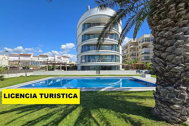 PRICE REDUCED! Frontline penthouse with beautiful views, and tourist license.