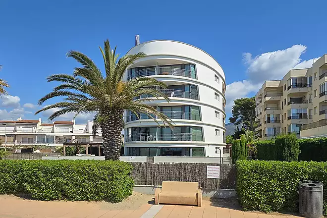 PRICE REDUCED! Frontline penthouse with beautiful views, and tourist license.