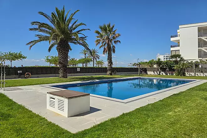 PRICE REDUCED! Frontline penthouse with beautiful views, and tourist license.