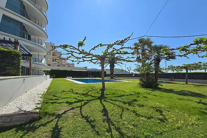 PRICE REDUCED! Frontline penthouse with beautiful views, and tourist license.