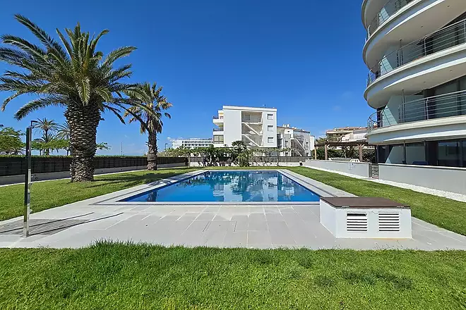 PRICE REDUCED! Frontline penthouse with beautiful views, and tourist license.