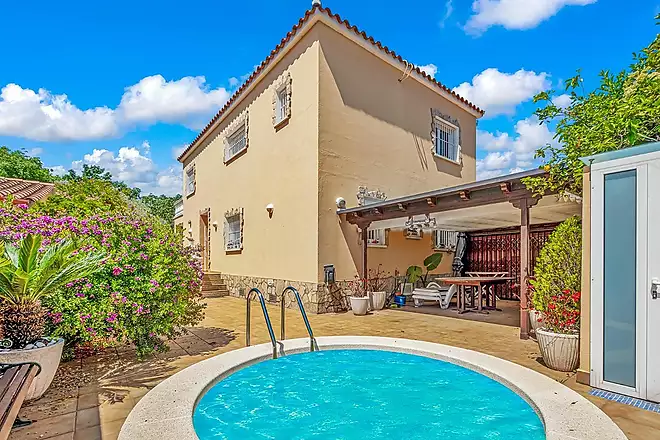 MAS NOU Spacious house with 5 bedrooms, private garage, garden, terraces, and a relaxing jacuzzi