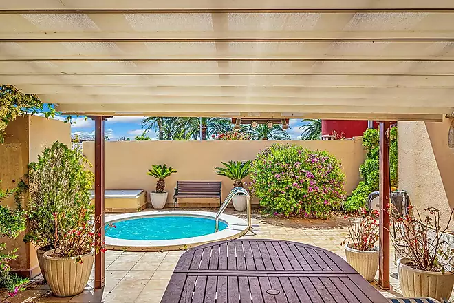 MAS NOU Spacious house with 5 bedrooms, private garage, garden, terraces, and a relaxing jacuzzi