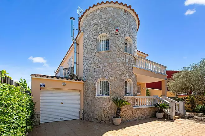 MAS NOU Spacious house with 5 bedrooms, private garage, garden, terraces, and a relaxing jacuzzi