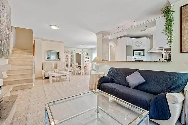 MAS NOU Spacious house with 5 bedrooms, private garage, garden, terraces, and a relaxing jacuzzi