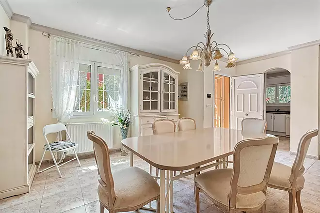 MAS NOU Spacious house with 5 bedrooms, private garage, garden, terraces, and a relaxing jacuzzi