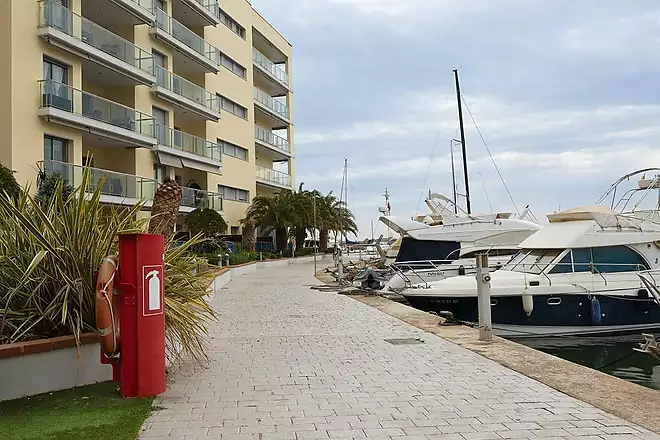 Spacious apartment with terrace, parking, storage room, sea views and pool