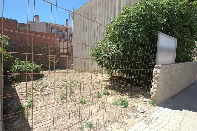 Construeix la teva nova casa en un poble r&uacute;stic a nom&eacute;s uns minuts de la platja!