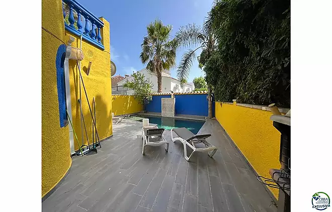 Villa with swimming pool, residential area, 4 bedrooms, 4 bathrooms