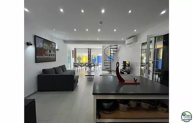 Villa with swimming pool, residential area, 4 bedrooms, 4 bathrooms