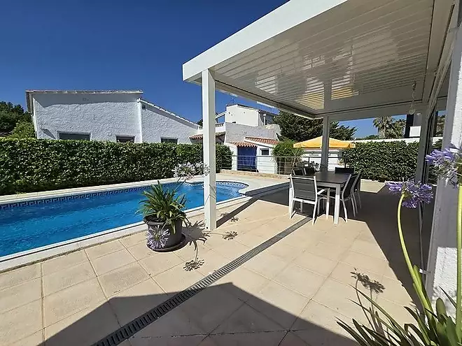 Single-story house with T. license - Montseny area
