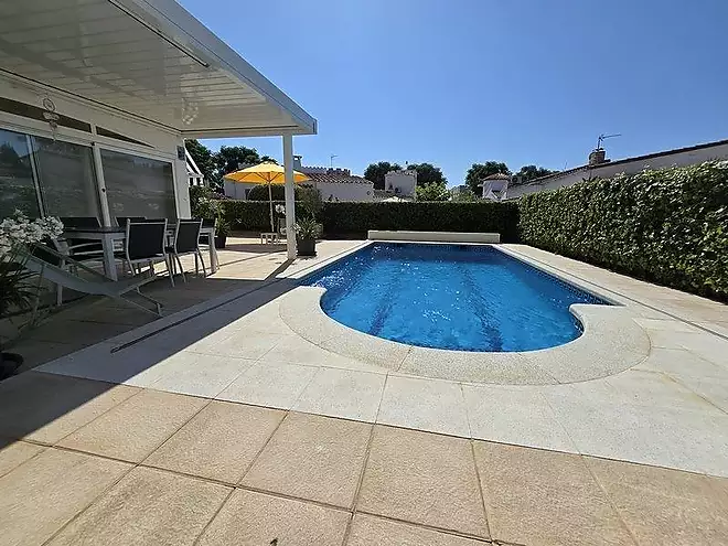 Single-story house with T. license - Montseny area