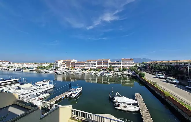 Appartement &agrave; Empuriabrava avec vue sur le port et amarrage priv&eacute;