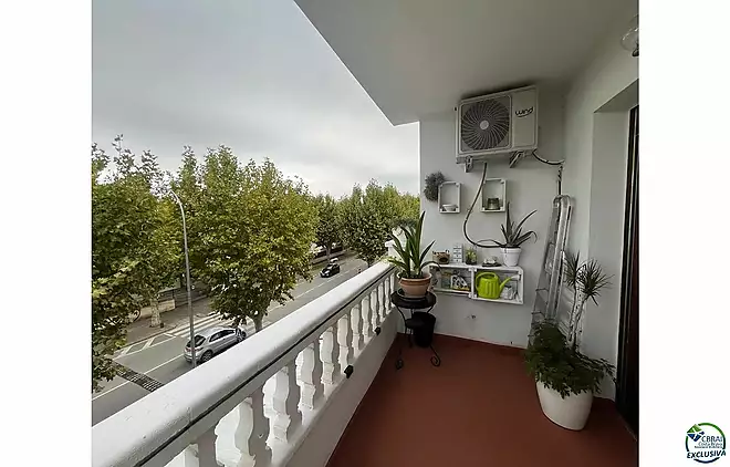 Bel appartement &agrave; vendre dans la zone commerciale d'Empuriabrava
