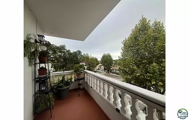 Bel appartement &agrave; vendre dans la zone commerciale d'Empuriabrava