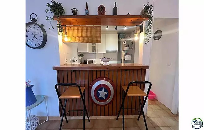 Bel appartement &agrave; vendre dans la zone commerciale d'Empuriabrava