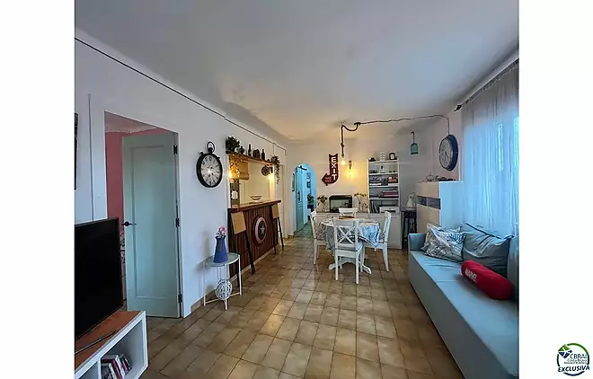 Bel appartement &agrave; vendre dans la zone commerciale d'Empuriabrava
