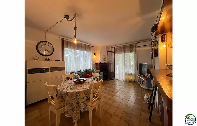 Bel appartement &agrave; vendre dans la zone commerciale d'Empuriabrava