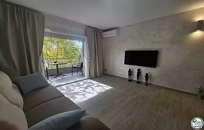 Bright Apartment in the Heart of Empuriabrava
