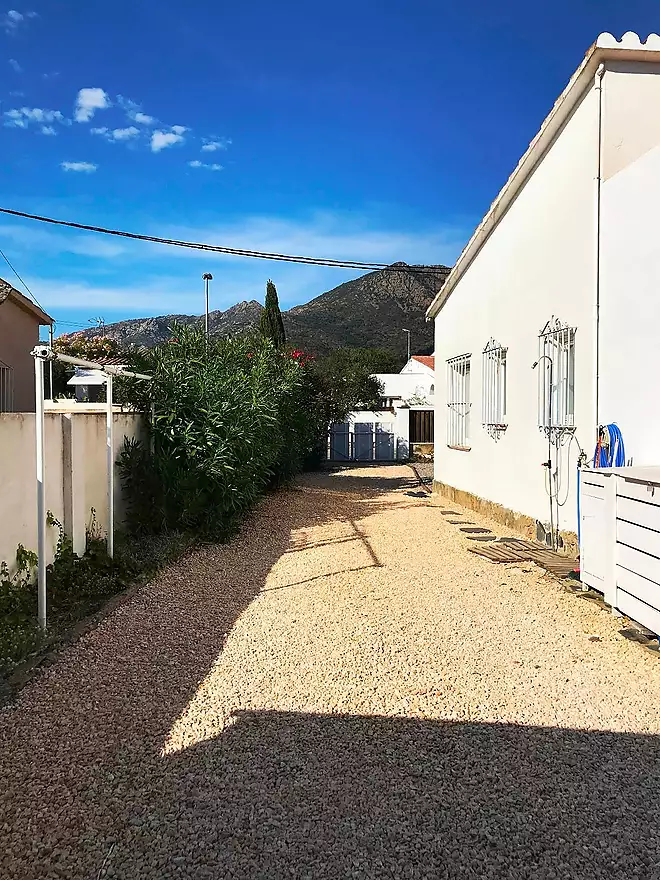 House with spacious garden and pool  for sale in Mas Bosc&agrave; Roses