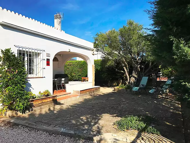 House with spacious garden and pool  for sale in Mas Bosc&agrave; Roses