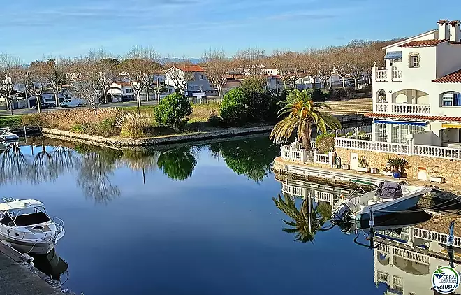 Renovated apartment with canal views in Empuriabrava