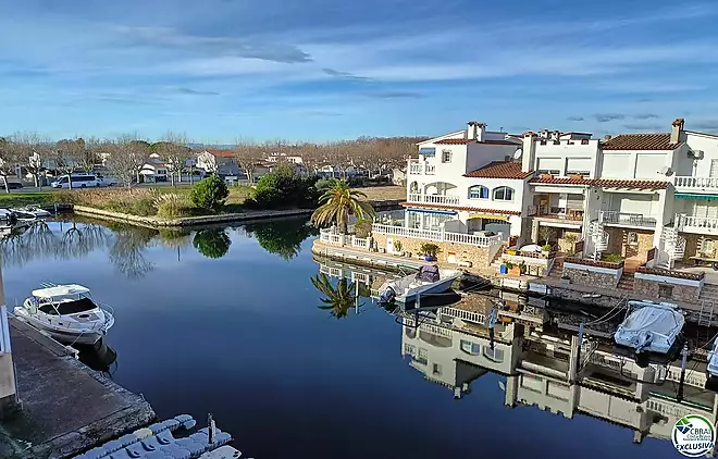 Renovated apartment with canal views in Empuriabrava