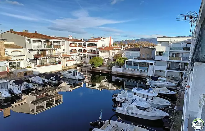 Renovated apartment with canal views in Empuriabrava