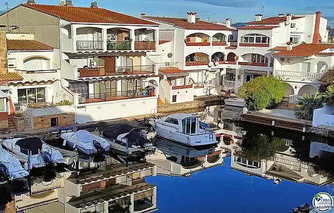 Renovated apartment with canal views in Empuriabrava
